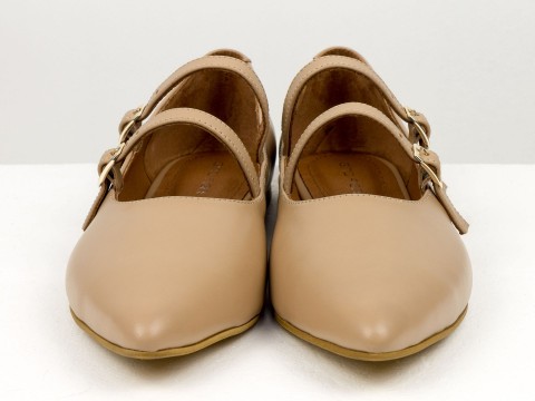 Жіночі туфлі на низькому ходу з натуральної шкіри кольору капучино з пряжками